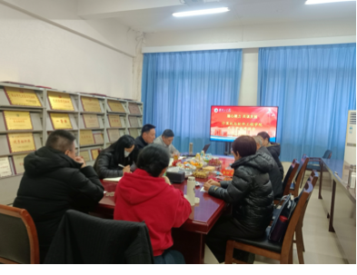 餐厅里的人们 AI 生成的内容可能不正确。