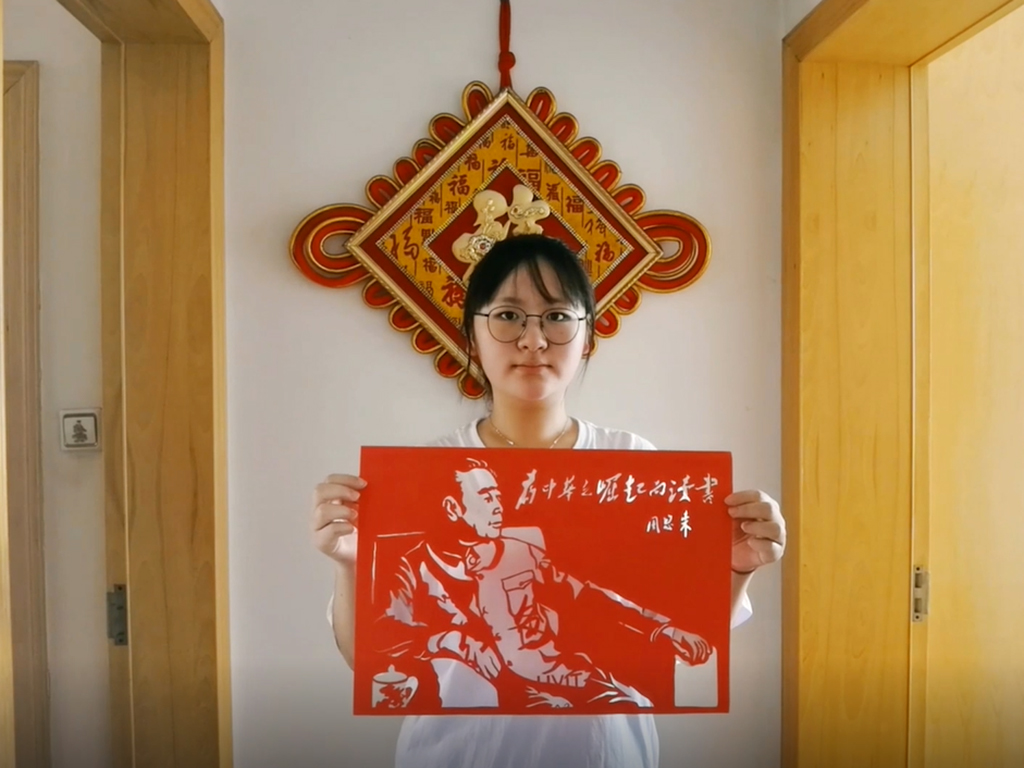 学生党员制作“为中华之崛起而读书”剪纸致敬周恩来总理